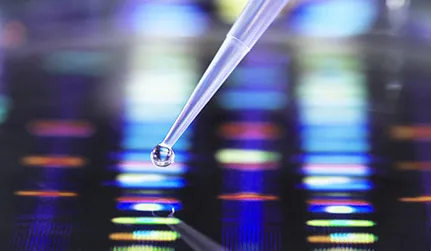 Close-up of a pipette above a DNA sequence, representing Germany's innovative strength and scientific excellence in the life sciences and pharmaceutical research.