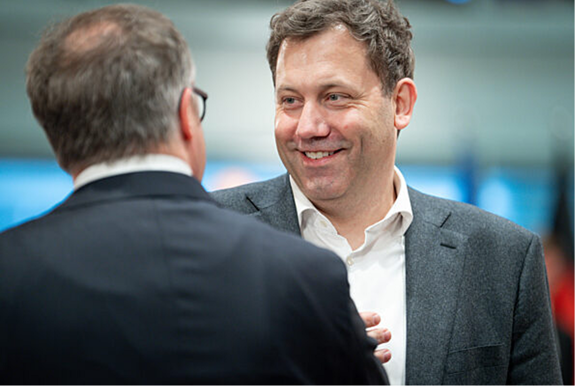 Lars Klingbeil, frontally depicted, smiling in a dark jacket.